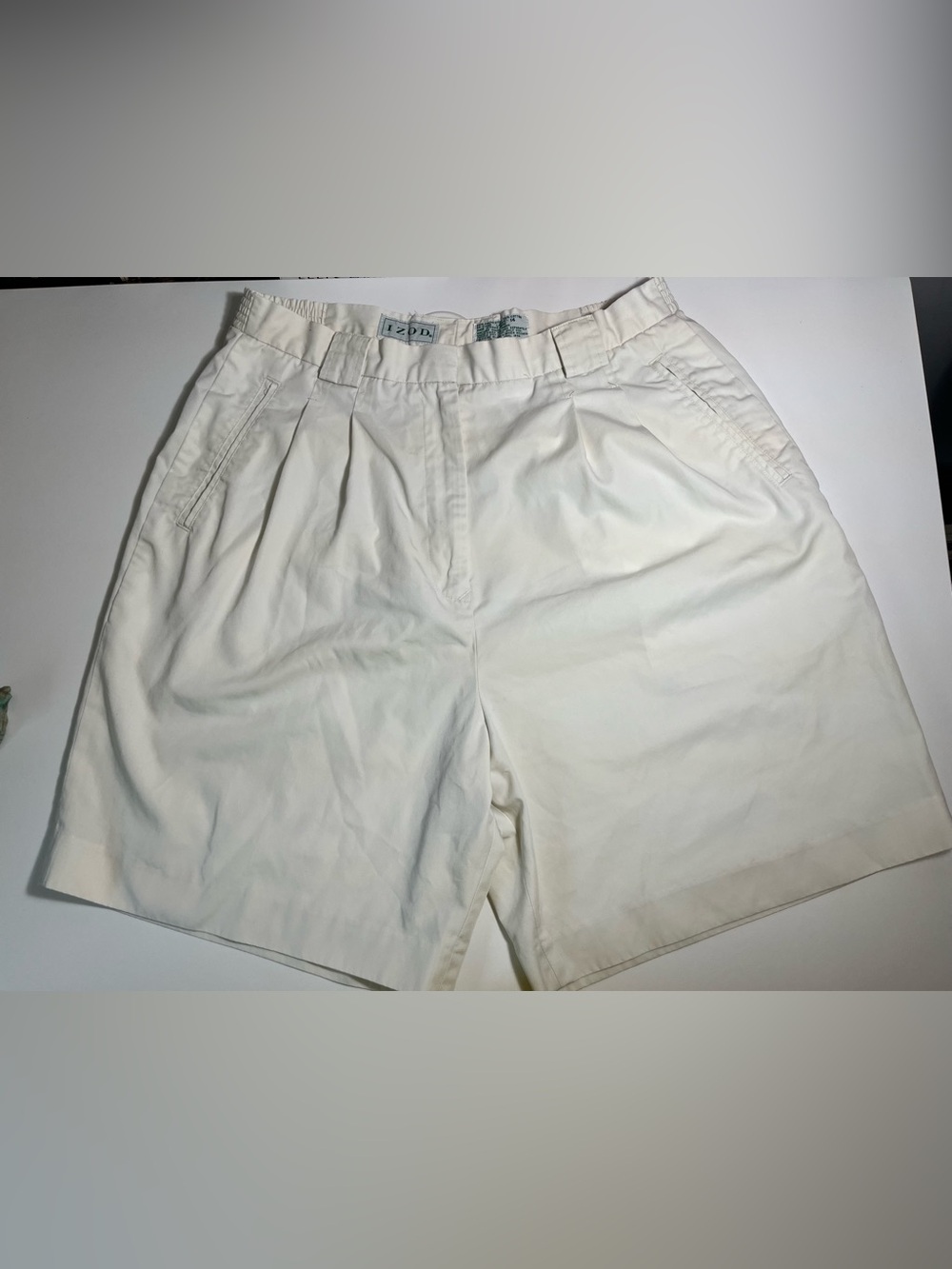 Izod vintage Women Off-White Pleated Cotton Shorts